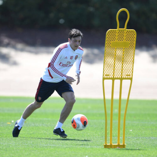 Image de l'article Ozil en Copa Mundial, Aubameyang en Total 90, Mustafi et Pépé en crampons masqués. Arsenal fait un retour fracassant à l'entrainement