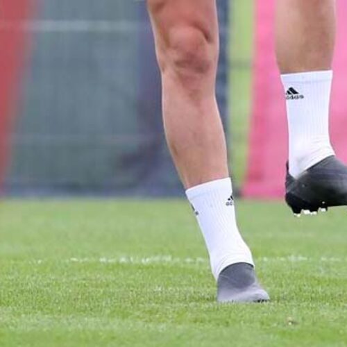 Image de l'article Mickaël Cuisance avec une paire de chaussures masquées à l'entrainement #BootsMercato