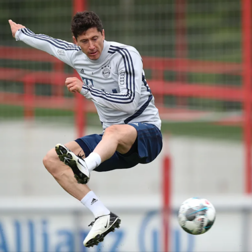 Image de l'article Pour la reprise, Robert Lewandowski s'entraine avec la réédition de la Total 90