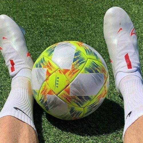 Image de l'article Un joueur de l'Atlético Madrid joue avec des chaussures de football américain !