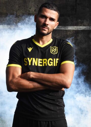 Image de l'article Le maillot extérieur 2020-2021 du FC Nantes réintroduit la couleur noire