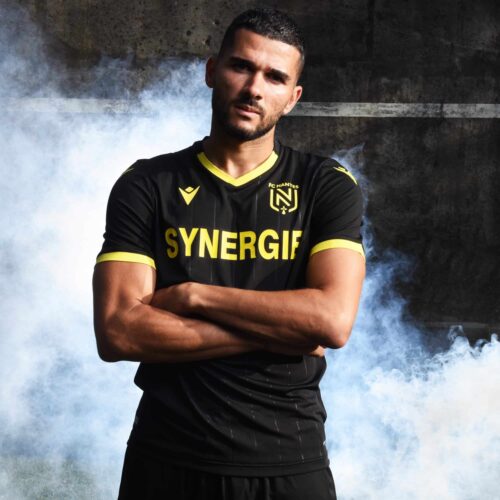 Image de l'article Le maillot extérieur 2020-2021 du FC Nantes réintroduit la couleur noire