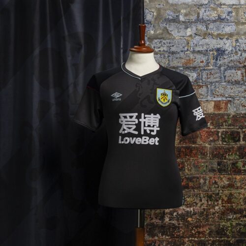 Image de l'article Umbro et Burnley présentent les maillots de la saison 2020-2021
