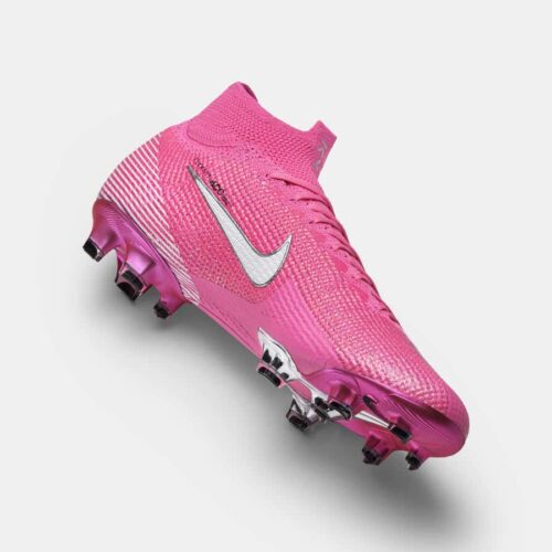 Image de l'article Nike offre une paire signature à Kylian Mbappé, inspirée de celle de Ribéry