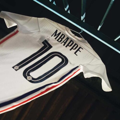 Image de l'article Mbappé, Sancho, Cristiano, Griezmann : Quels flocages sur les nouveaux maillots Nike ?