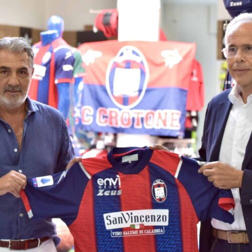 Image de l'article Crotone et la marque Zeus présentent les maillots 2020-2021