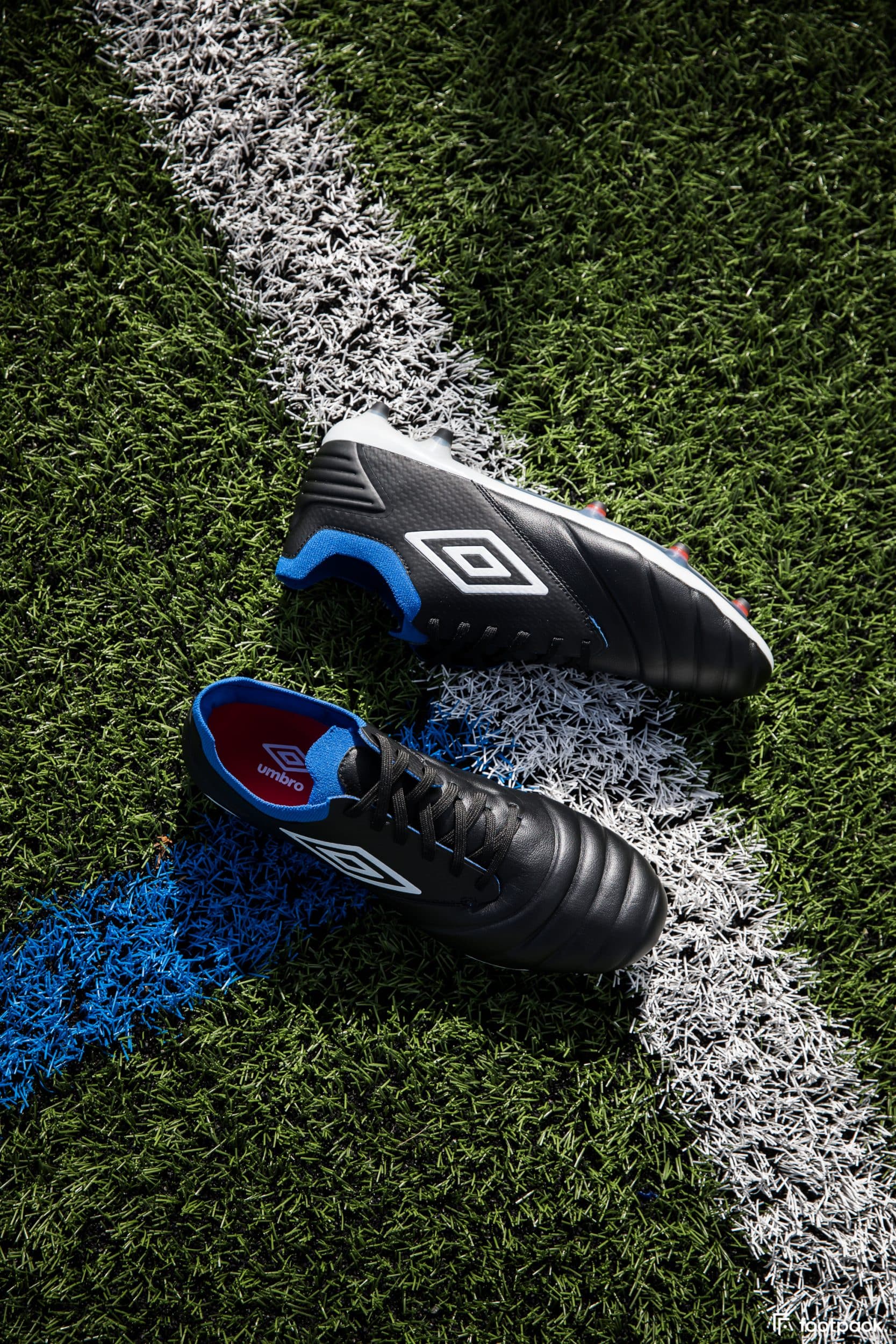 umbro-tocco-noir-bleu-2020-footpack-1