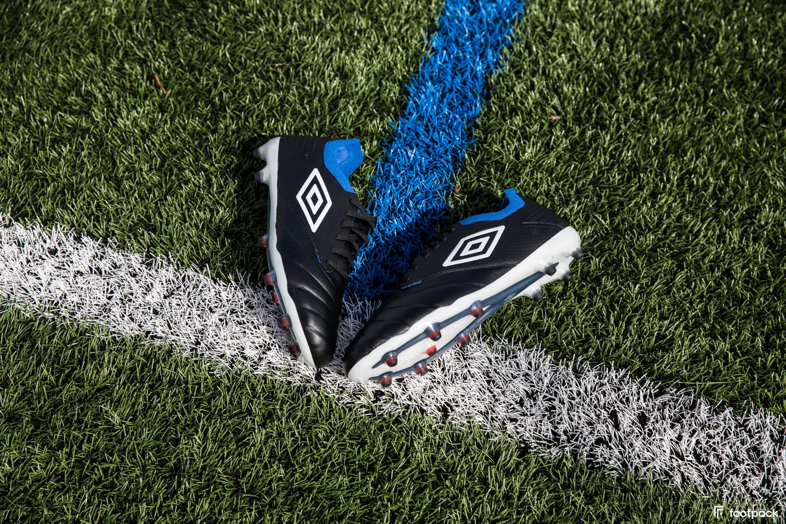 umbro-tocco-noir-bleu-2020-footpack-4