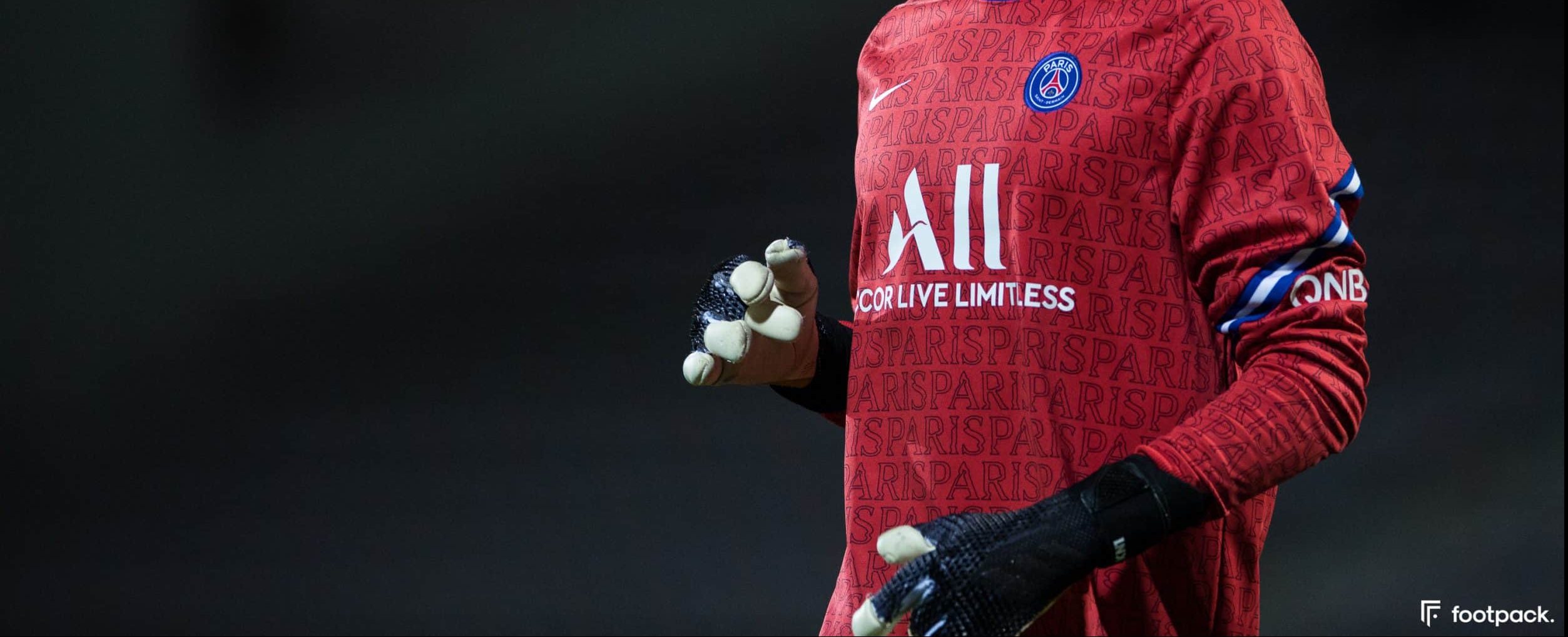 Keylor Navas en crampons et gants masqués ! #bootsmercato - footpack.