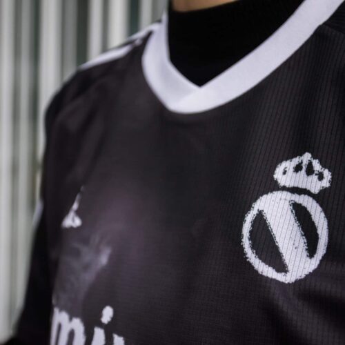Image de l'article Contre le Barça, le Real portera un maillot pré-match imaginé par Pharrell Williams