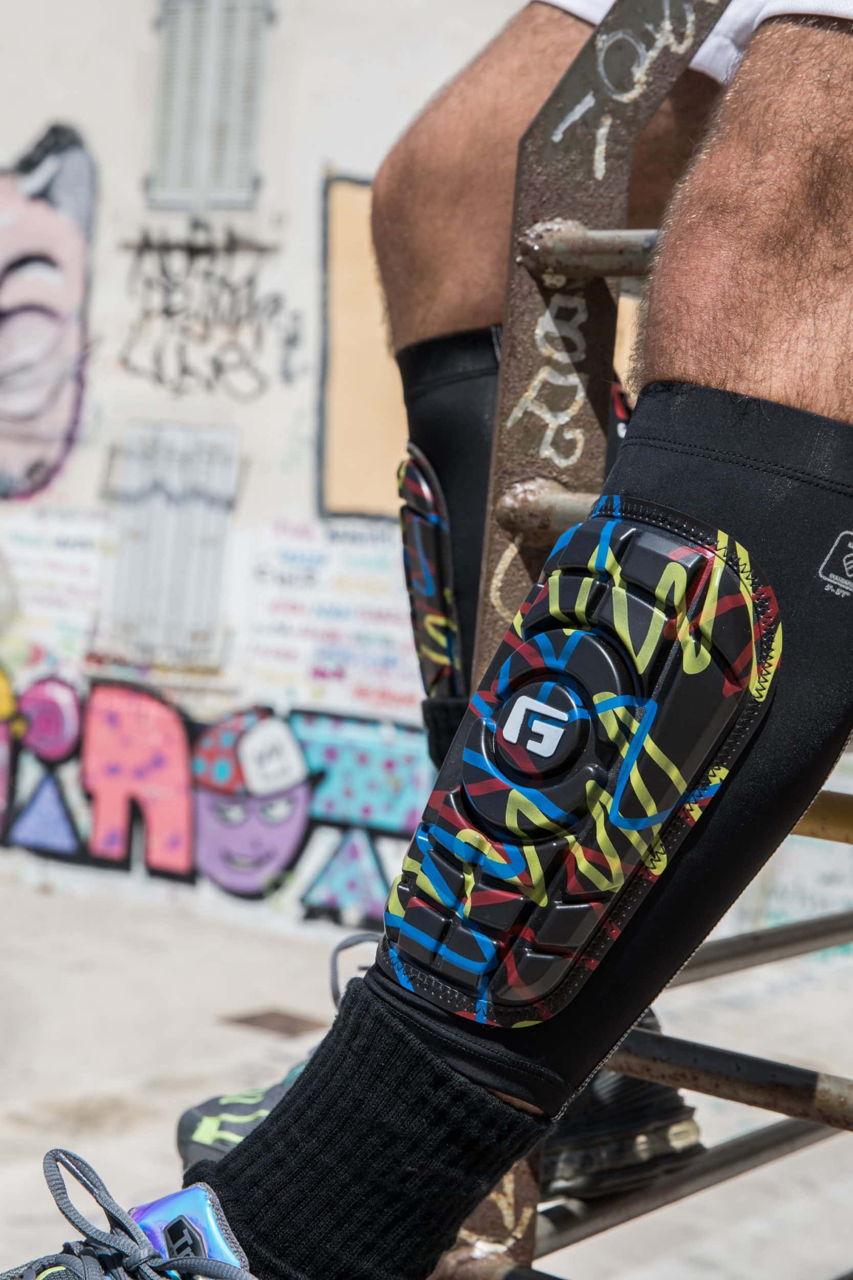 Un protège-tibia G-Form inspiré du graffiti - footpack.