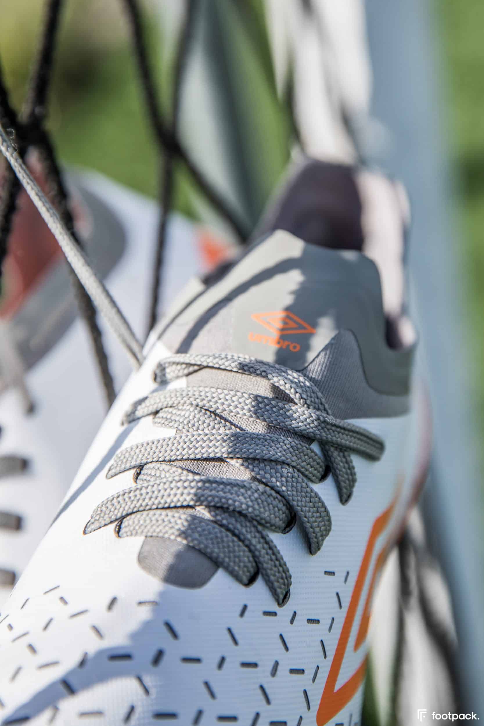 umbro-velocita-5-blanche-orange-footpack-10