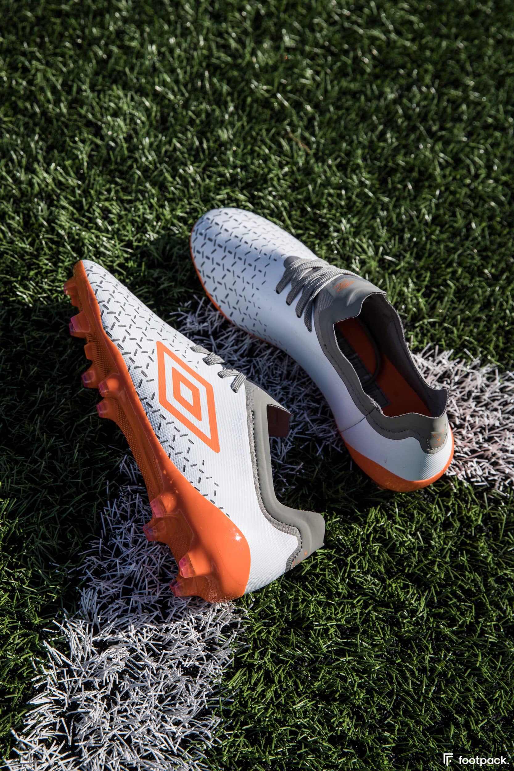 umbro-velocita-5-blanche-orange-footpack-2