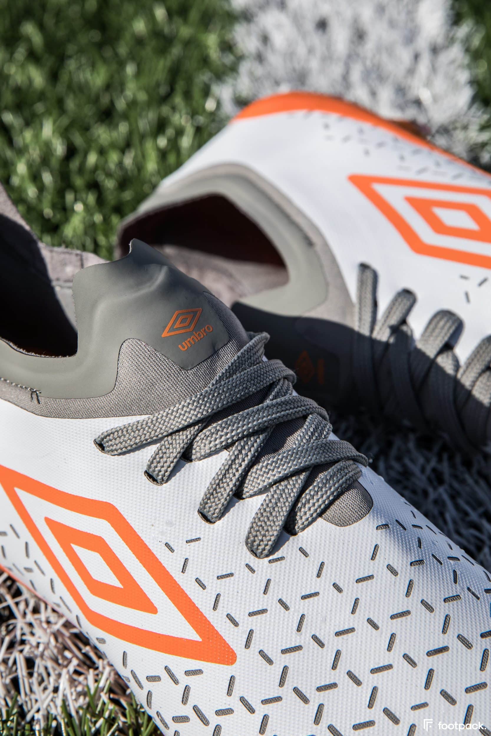 umbro-velocita-5-blanche-orange-footpack-6