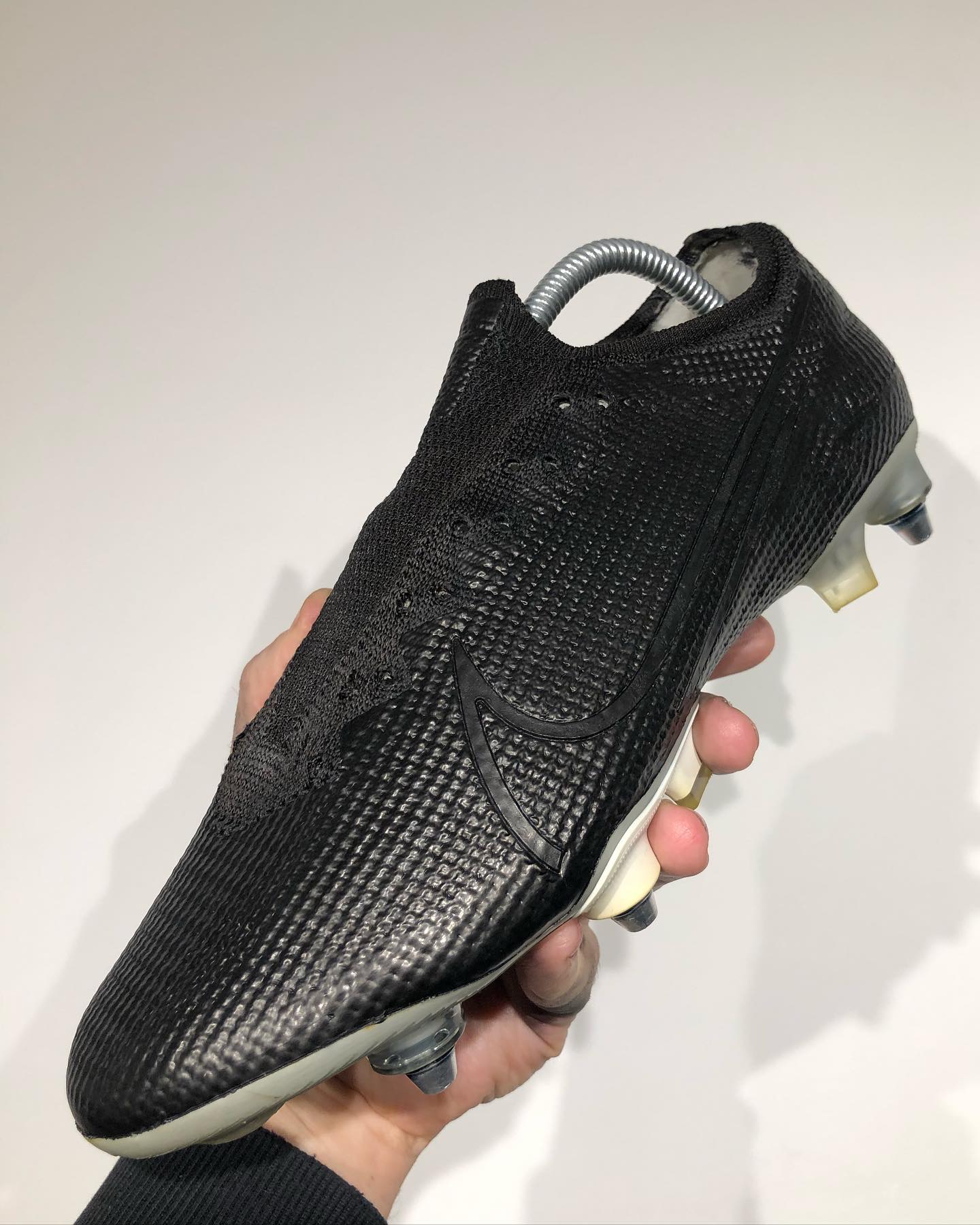 crampons-adama-traore-noir-