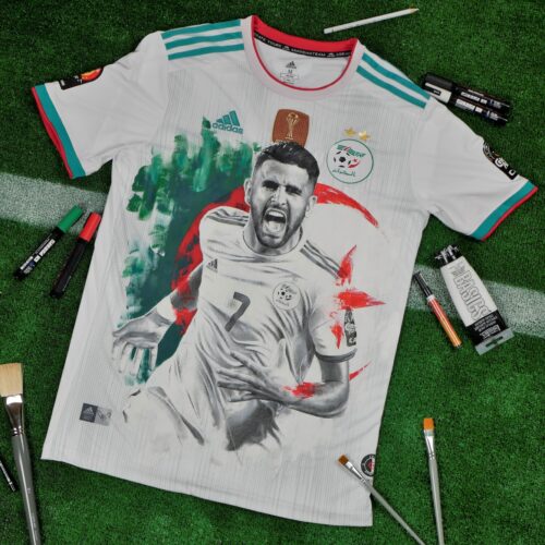 Image de l'article Un maillot de l'Algérie devient un tableau avec Riyad Mahrez