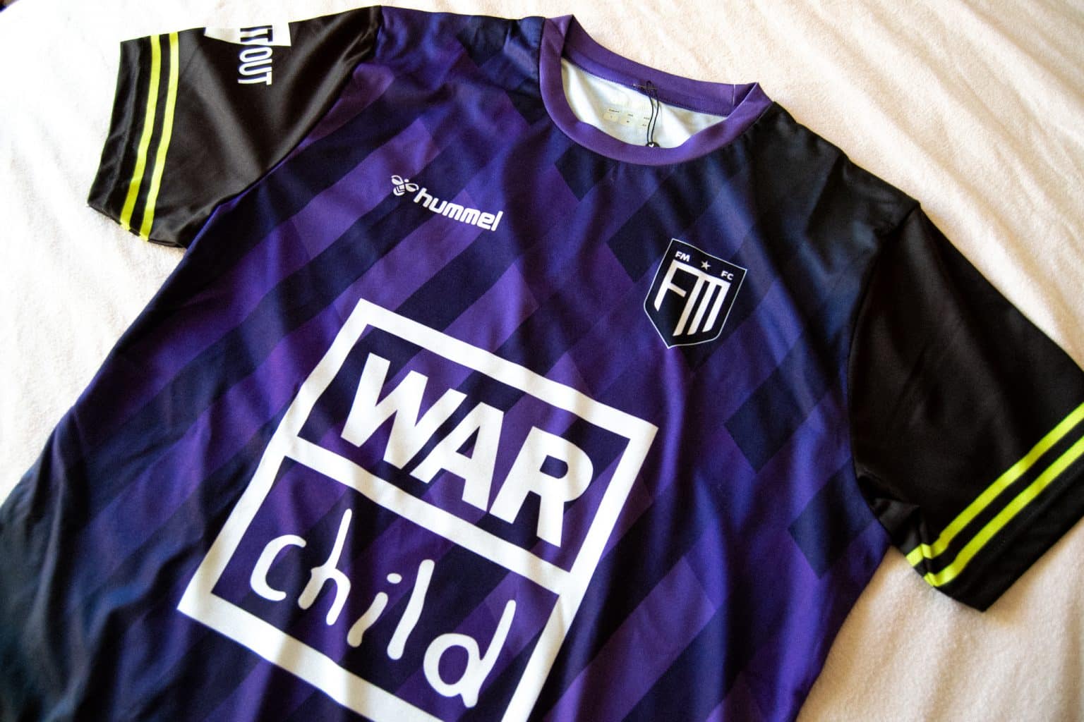 Un maillot de foot aux couleurs de Football Manager 2021 footpack.