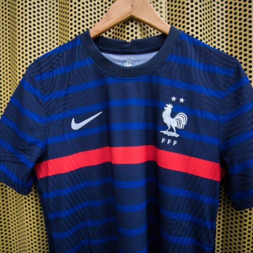 Image de l'article Des maillots de l'équipe de France transformés en blouses d'hôpital pour les enfants