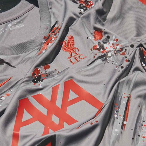 Image de l'article Nike collabore avec un artiste londonien pour revisiter le maillot training de Liverpool