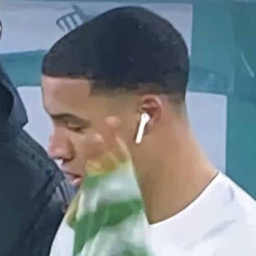 Image de l'article Il enfile des AirPods au moment de jouer ses premières minutes en pro