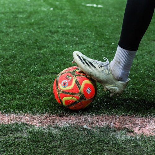 Image de l'article Le ballon spécial neige débarque sur les pelouses de Ligue 1 et Ligue 2
