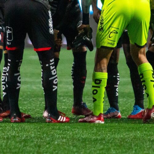 Image de l'article Quand un club oblige ses joueurs à porter des crampons rouges !