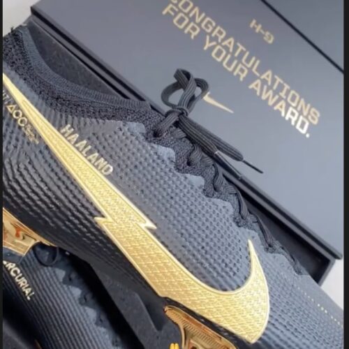Image de l'article Erling Haaland reçoit des crampons spéciaux pour saluer son trophée du Golden Boy