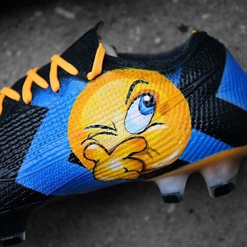 Image de l'article Les crampons de Brozovic, inspirés du maillot de l'Inter