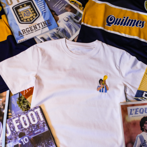 Image de l'article Une association française lance deux t-shirts en hommage à Maradona pour financer un terrain en Argentine
