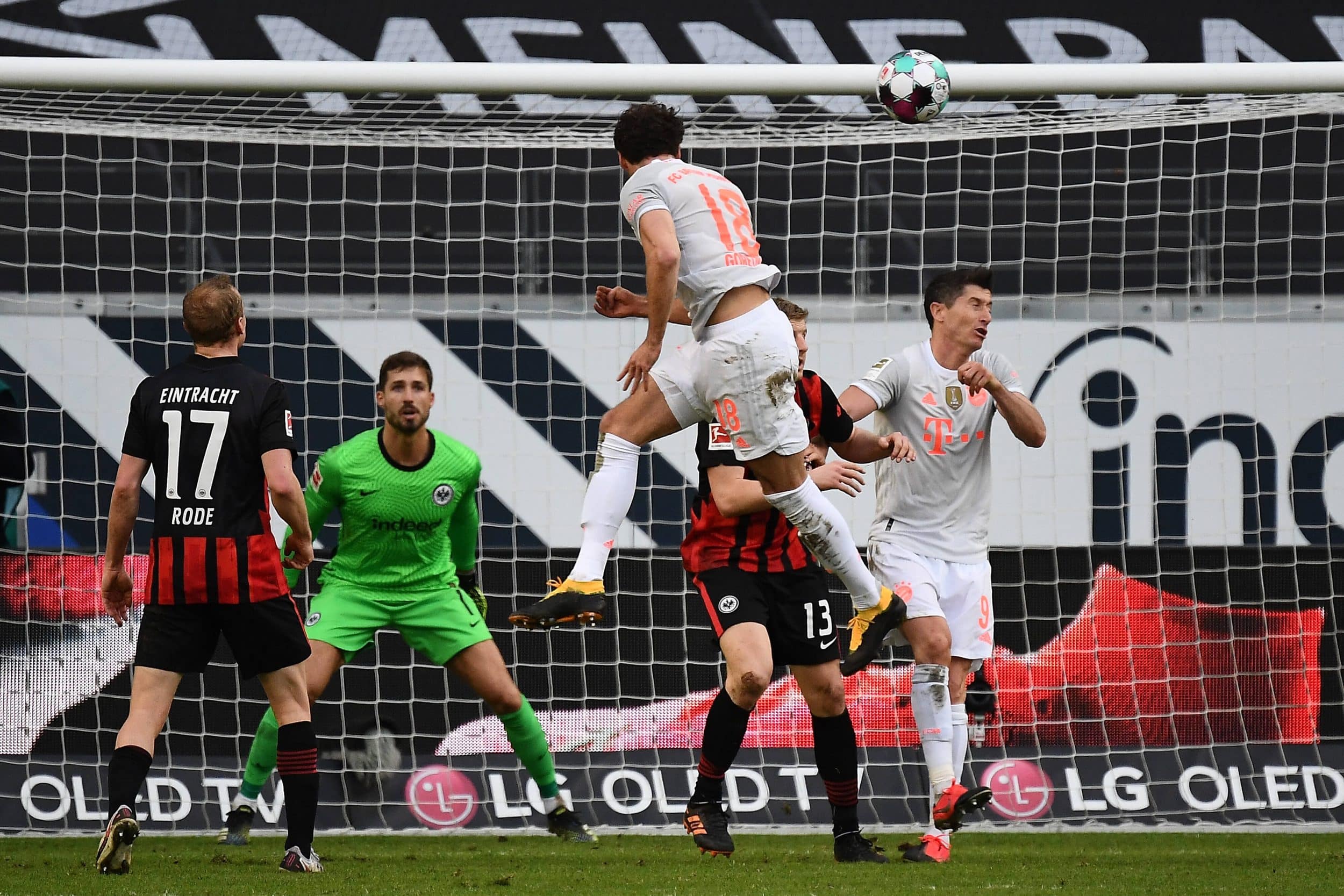 leon-goretzka-crampons-noir-et-jaune-maquille-camoufle