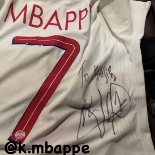 Image de l'article Kylian Mbappé offre son maillot porté face au Barça à Khabib Nurmagomedov