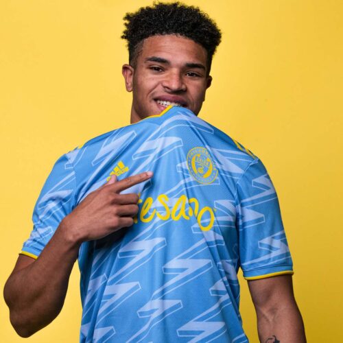 Image de l'article Pendant 2 ans, des fans ont imaginé le nouveau maillot de leur club et il vient d'être présenté