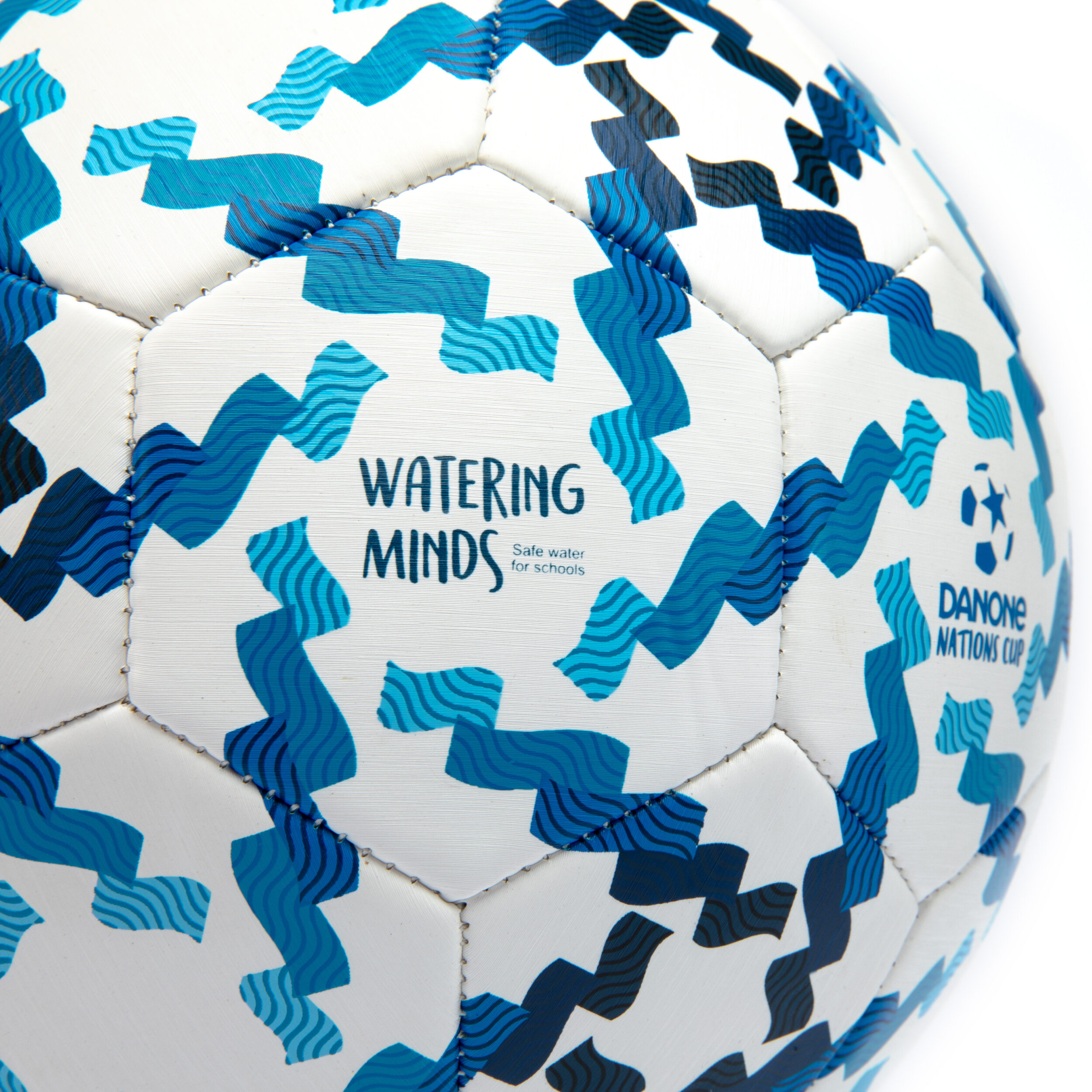 ballon-danone-nations-cup-acces-eau-potable-3