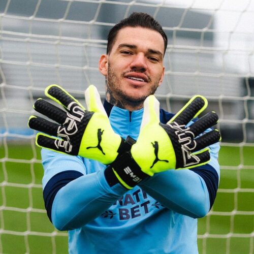 Image de l'article Les gants spéciaux d'Ederson sont désormais commercialisés par PUMA