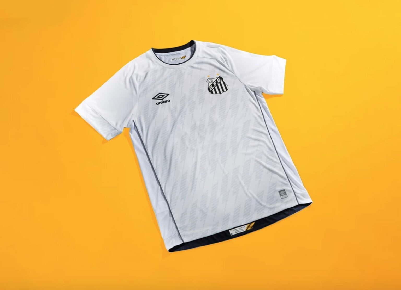Le club de Santos dévoile ses maillots 20212022 avec Umbro