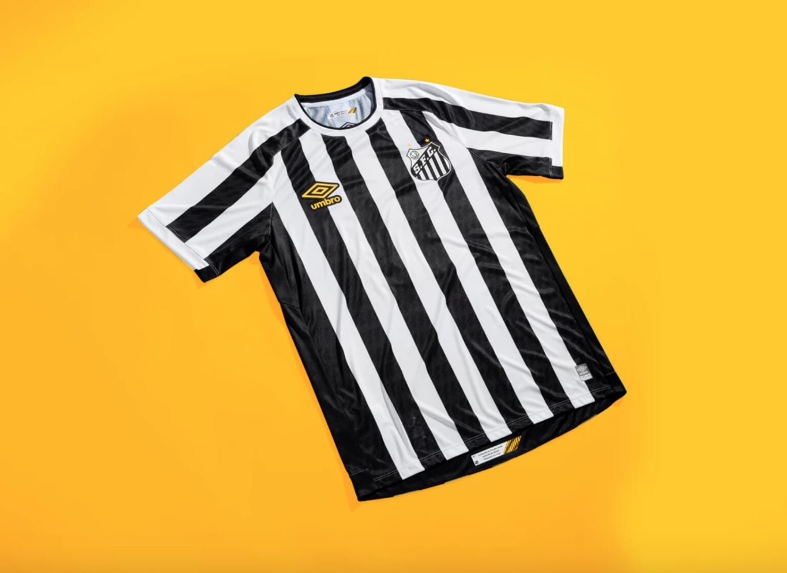 Le club de Santos dévoile ses maillots 20212022 avec Umbro