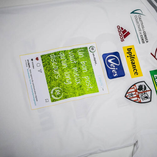 Image de l'article Un post Instagram floqué sur le maillot d'Ajaccio pour le dernier match de la saison !