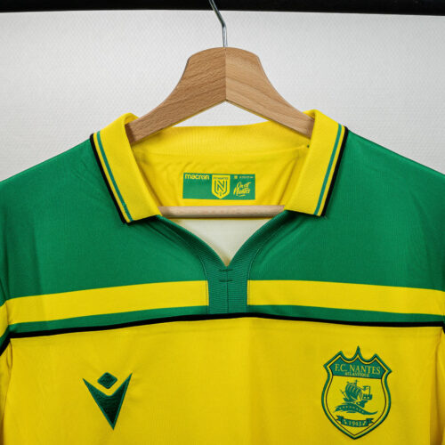 Image de l'article Le FC Nantes réédite son maillot de champion de France 2000-2001 !