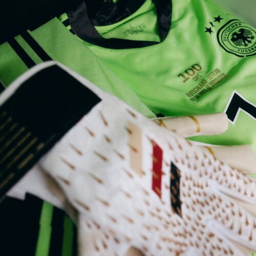 Image de l'article adidas offre des gants spéciaux à Manuel Neuer pour sa 100ème sélection