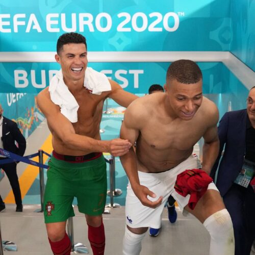 Image de l'article Gradur récupère les maillots de CR7 et Mbappé après Portugal-France !
