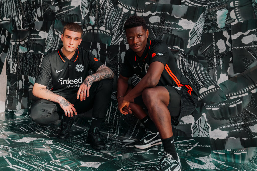 Maillot Eintracht Francfort Coupe DFB 2017/2018 - T-shirt "Bruda Schlag Den Ball Lang" Taille XXL Noir Occasion
