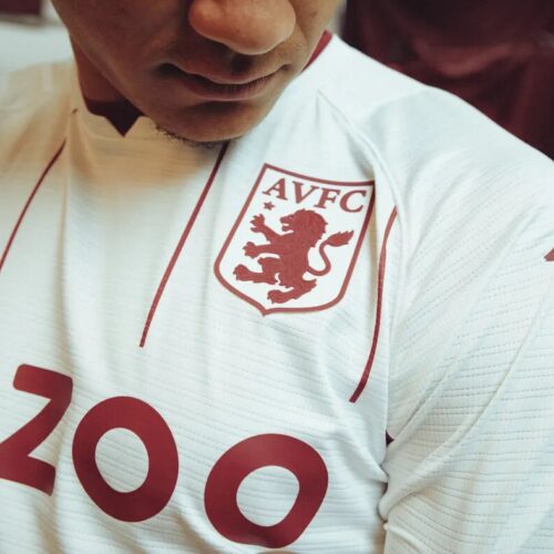 Image de l'article Les maillots de Aston Villa 2021-2022 officialisés par Kappa