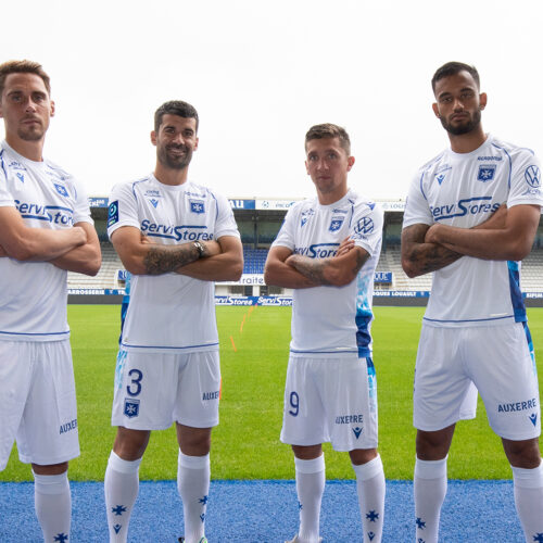Image de l'article Les maillots de Auxerre 2021-2022 présentés par Macron