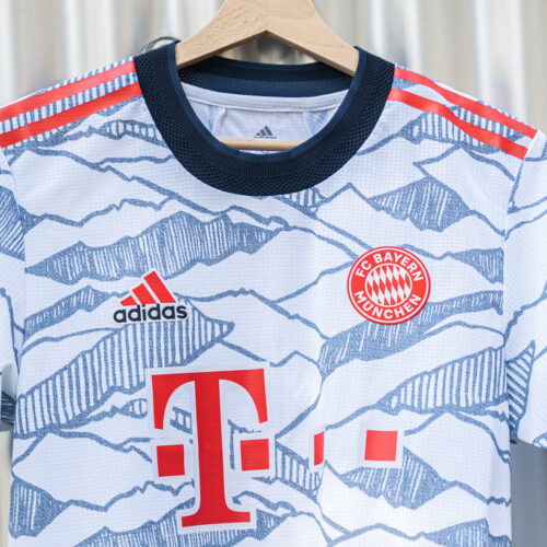 Image de l'article Le maillot third du Bayern Munich, inspiré par les Alpes !