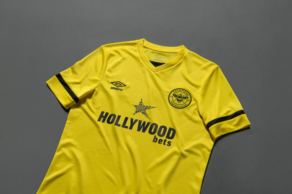 Les maillots de Brentford 2021-2022 dévoilés par Umbro