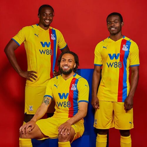 Image de l'article Les maillots de Crystal Palace 2021-2022 officialisés par PUMA