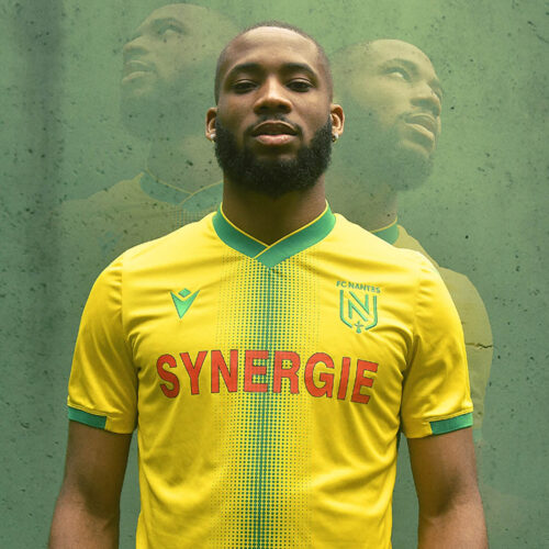 Image de l'article Les maillots du FC Nantes 2021-2022 dévoilés par Macron