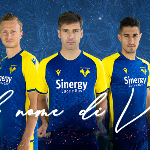 Image de l'article Les maillots de l'Hellas Vérone 2021-2022 révélés par Macron