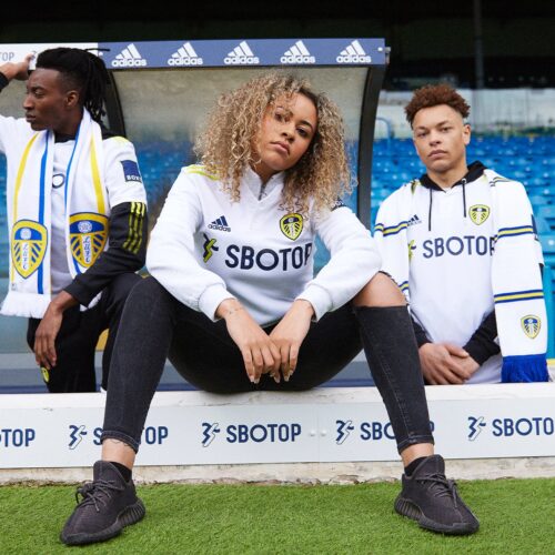 Image de l'article Les maillots de Leeds 2021-2022 révélés par adidas