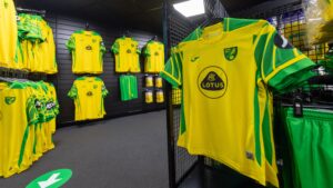 Les maillots de Norwich City 2021-2022 dévoilés par Joma